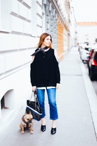 Kick-Flare-Jeans-Outfit-Mules-Off-Shoulder-Bandana-Tory-Burch-Tasche-fashion-magazin-blog-modeblog-whoismocca-1