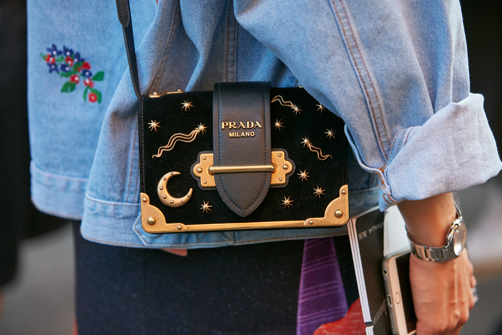 Was Du schon immer über die Kultmarke Prada wissen wolltest